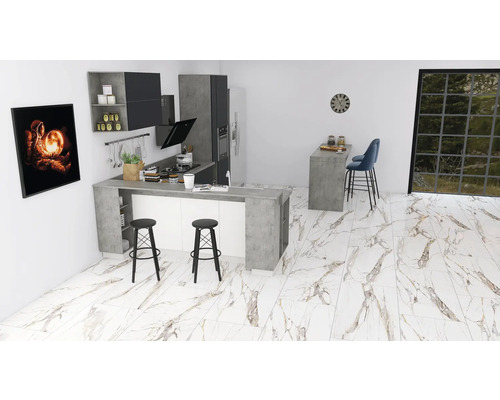 Ljust kök med pentry, barstolar och marmorgolv