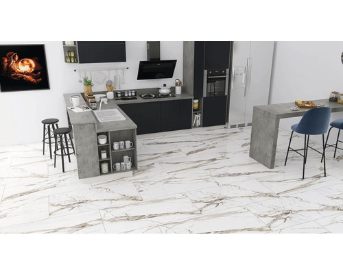 Ljust kök med pentry, barbord, barstolar och golvplattor med marmorlook.