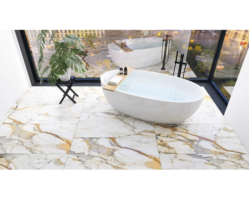 Badrum med fristående badkar och golvplattor i marmorlook