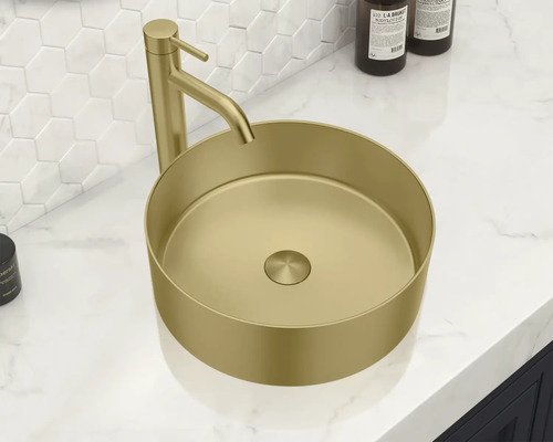 På ett tvättställ står ett tvättställ med blandare.