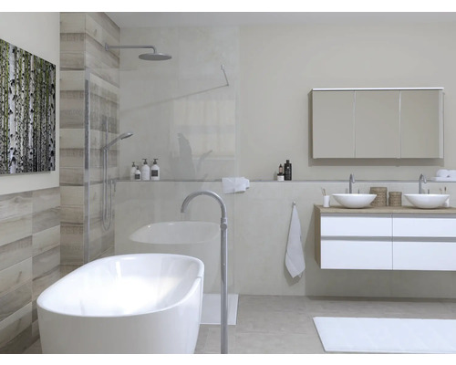 Ljust badrum med fristående badkar, tvättställ med två handfat och dusch.