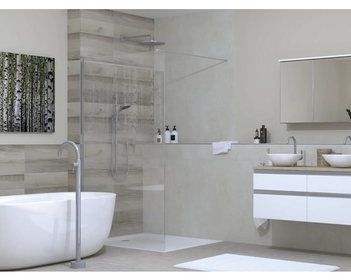 Ljust badrum med dusch, badkar och tvättställ