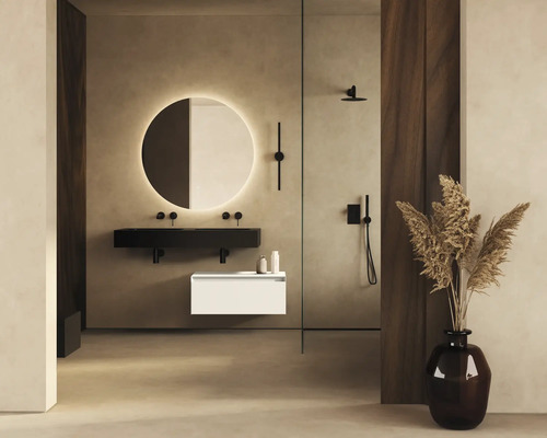 Modernt badrum med upplyst spegel, svart dubbelhandfat och vitt underskåp.