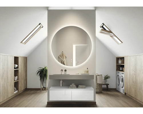 Modernt badrum med handfat, spegel, takfönster och tvättmaskin i ett hus med sluttande tak