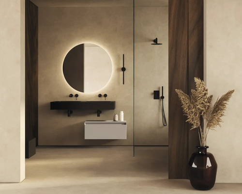 Modernt badrum med handfat, spegel, dusch och dekoration