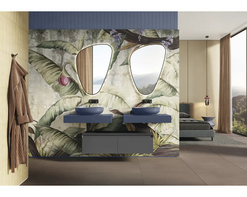 Modernt badrum med två handfat, speglar och tropisk tapet.