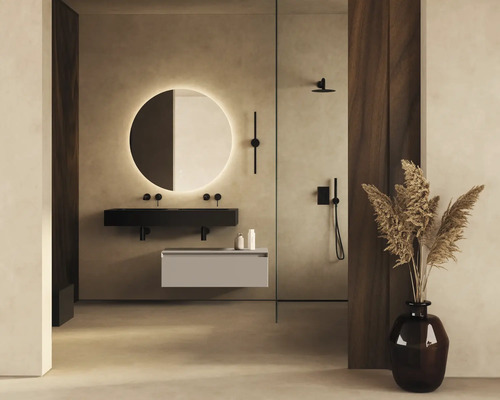 Badrum med tvättställ, spegel med belysning och dusch