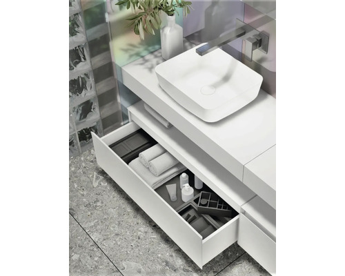 Badrum med handfat, öppet lådsystem och badrumsartiklar