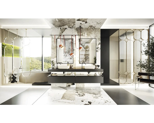 Ljust badrum med dubbla handfat, speglar och badkar framför ett fönster