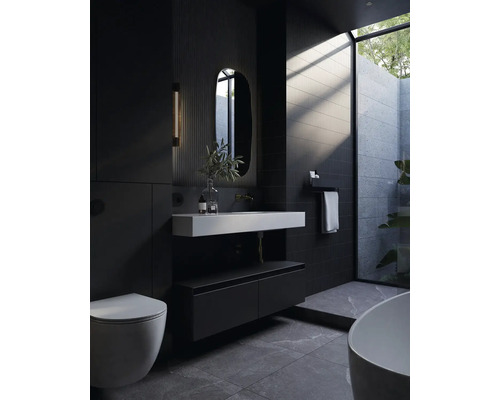 Modernt badrum med toalett, handfat, spegel och badkar