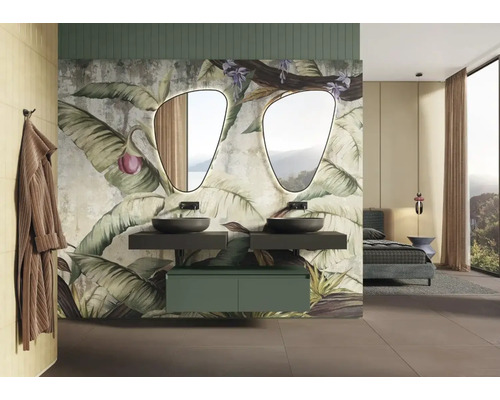 Modernt badrum med dubbla handfat, belysta speglar och tropisk tapet