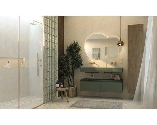 Ljust badrum med dusch, handfat med spegel och dekorationer