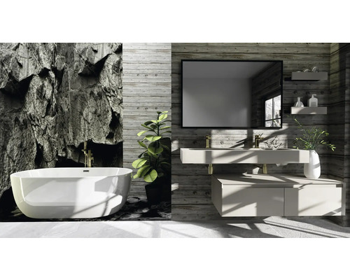 Badrum med badkar, tvättställ, spegel och väggdekoration i sten- och träutseende.