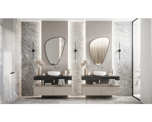 Badrum med två handfat, speglar och dekorativ väggdesign