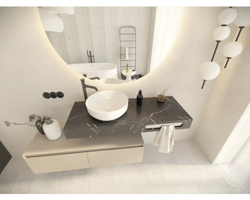 Modernt badrum med rund spegel, tvättställsskål, tvättställsskåp och badkar