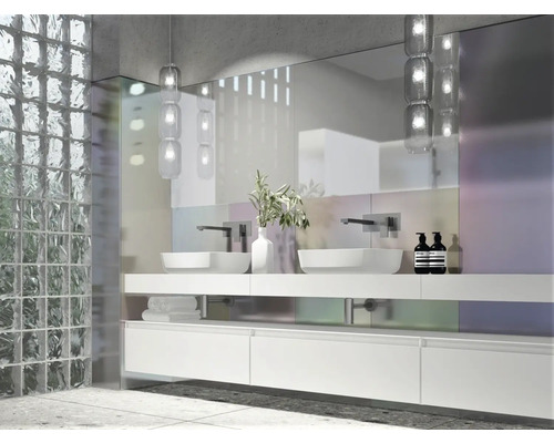 Modernt badrum med dubbla handfat, spegel och glasblock