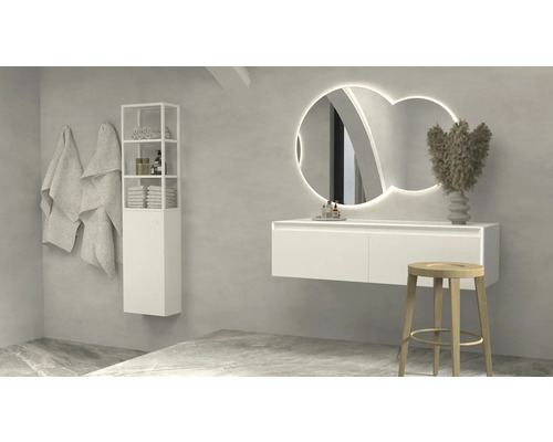 Badrum med tvättställ, spegel med belysning, pall, handdukar och hylla