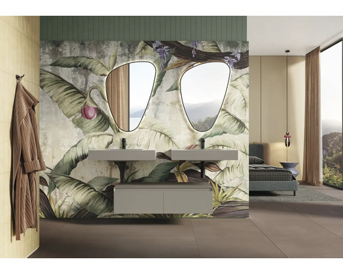 Badrum med dubbla handfat, speglar, väggmålning med växtmotiv och angränsande sovrum