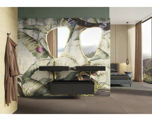 Badrum med dubbla handfat, speglar med belysning och blommig väggdesign.