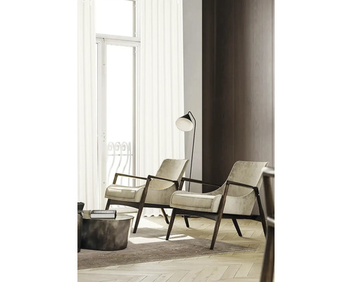 Vardagsrum med två fåtöljer och golvlampa