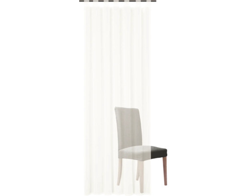 Gardin framför en stol