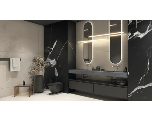 Badrum med dubbla handfat, speglar, toalett och handdukshållare