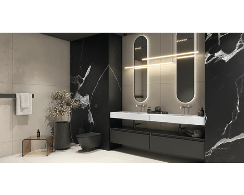 Modernt badrum med tvättställ, speglar, toalett och växter