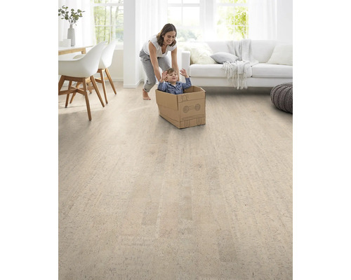 Ljust vardagsrum med korkgolv, mamma skjuter barn i kartong