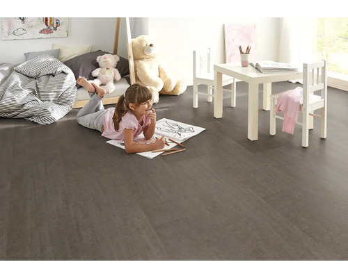 Barnrum med flicka som målar på laminatgolv