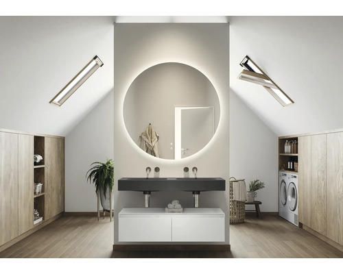 Badrum med dubbla handfat, rund spegel med belysning och takfönster