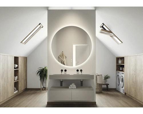 Modernt badrum på vinden med runda speglar, handfat, förvaringsskåp och tvättmaskin