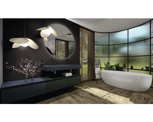 Ljust badrum med fristående badkar, tvättställ och stor spegel