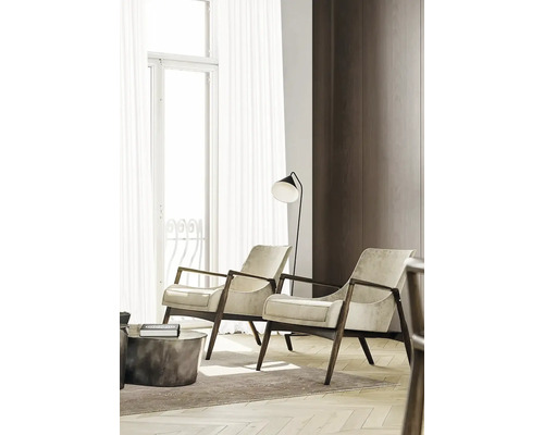 Två fåtöljer med träram och en golvlampa i ett ljust vardagsrum.