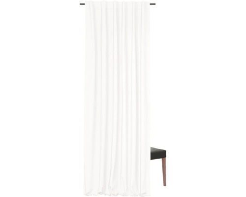 Vit gardin med rynkbandsupphängning på gardinstång