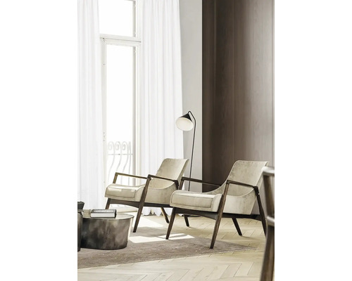 Vardagsrum med två fåtöljer, ett sidobord och en golvlampa