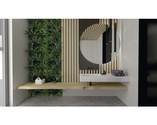 Modernt badrum med växtvägg, tvättställ, spegel och träelement