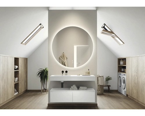 Modernt badrum på vinden med handfat, spegel och tvättmaskin