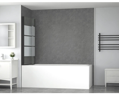 Badrumsvy med badkar, badkarsvägg, tvättställ och handdukstork