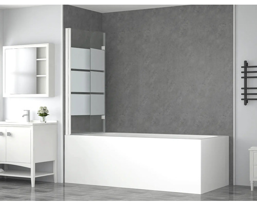 Modernt badrum med badkar, duschvägg, tvättställ och handdukstork.