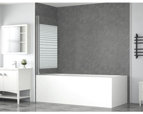 Badrum med badkar och badkarsskärm