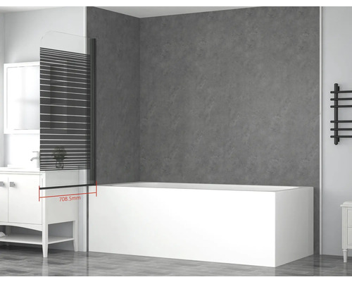 Badrum med badkar och badkarsskärm med randigt mönster