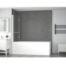 Badrum med badkar, badkarsvägg, tvättställ och handdukstork