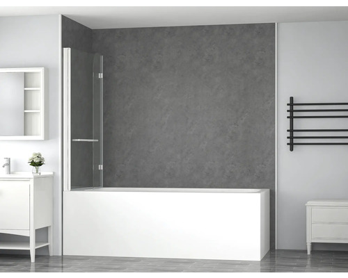 Badrum med badkar, badkarsvägg, tvättställ och handdukstork