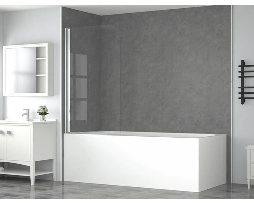 Ljust badrum med badkar, duschvägg, tvättställ och radiator