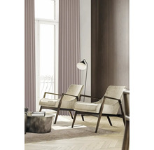 Vardagsrum med två fåtöljer, golvlampa och gardiner för en ljus och rymlig atmosfär.