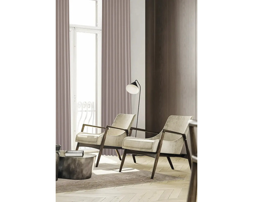 Vardagsrum med två fåtöljer, golvlampa och gardiner för en ljus och rymlig atmosfär.