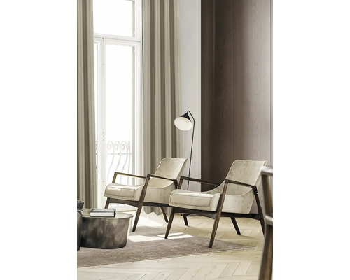 Vardagsrum med två fåtöljer, golvlampa och gardiner