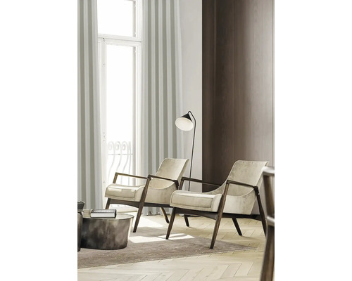 Två fåtöljer med träram i ett ljust vardagsrum.