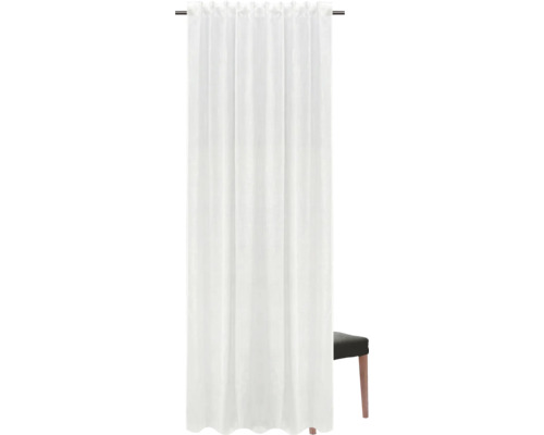 Vit dekorativ gardinsjal med rynkbandsupphängning framför en stol