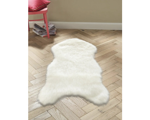 Vit djurformad matta på trägolv